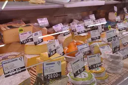 42-biocoop-lons-le-saunier-en-vie-bio-magasin-alimentation-fromage-frais-coupe-service-traditionnel.webp