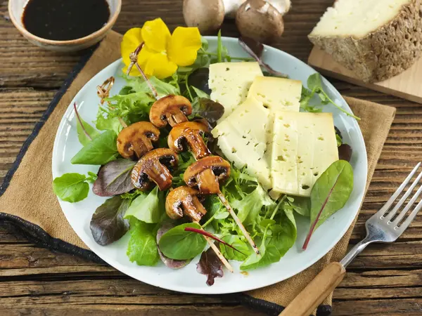 Salade de jeunes pousses à la Tomme de brebis Lou Rajal et brochettes de champignons teriyaki